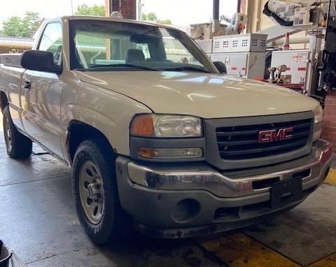 2005 GMC Reg Cab 4x4 Truck (340560) - Image 1