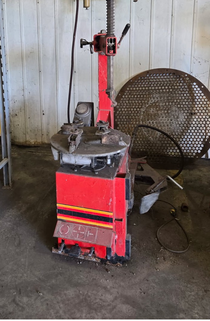 1988 Phoenix International Tire Changer